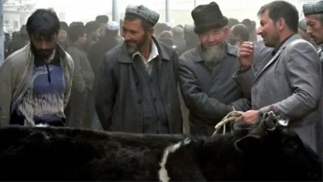 একটি বাজারে কয়েকজন উইঘুর মুসলিম