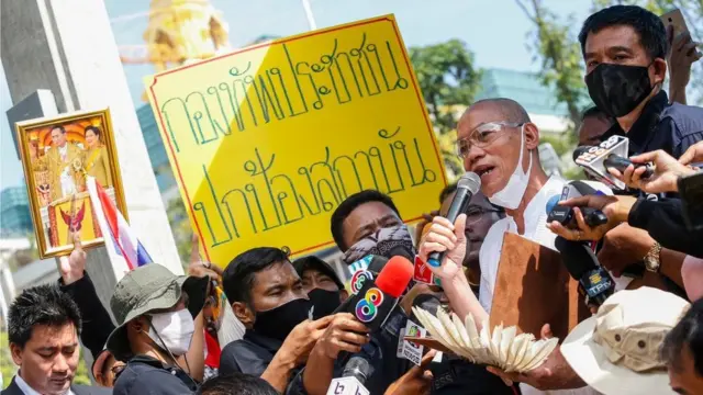 อดีตพระพุทธะอิสระนำการชุมนุมของกลุ่มปกป้องสถาบันหน้ารัฐสภา
