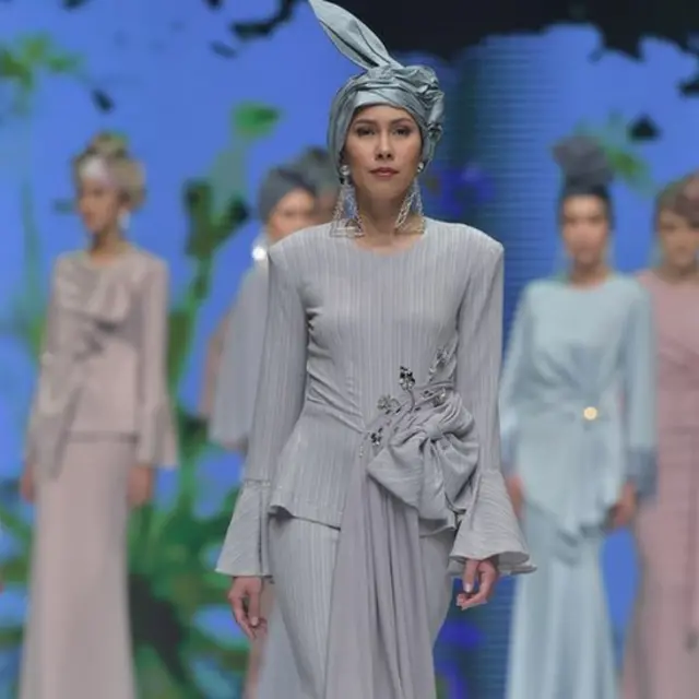 په دې ننداره کې په اسلامي دود برابر پړوني او له معاصر ماډل سره سمې جامې وړاندې شوې