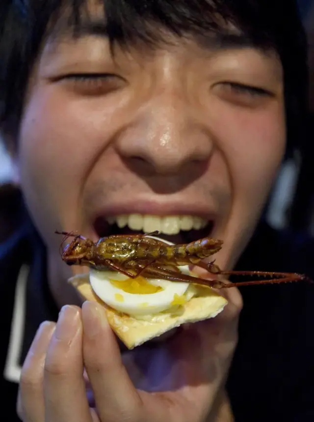 د اسیا په ختیځ کې د حشرو خوړل ډېر دود دي