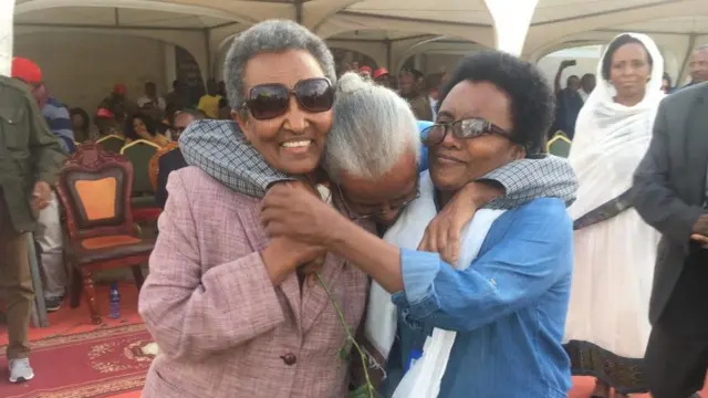 ተጋዳሊት ኣረጋሽ ኣዳነ (ጸጋም)፣ ተጋዳሊት ዘመዳ ሓጎስ (ማእኸል)፣ ተጋዳሊት የውብማር ኣስፋው (የማን)