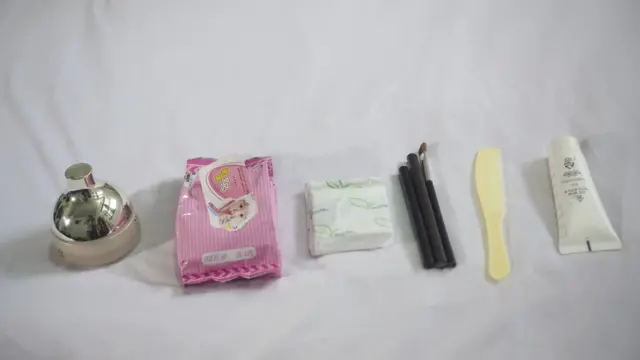 연길 아파트를 탈출하며 지연이 챙겨온 소지품. 크림, 물티슈, 팬티라이너, 아이라이너, 빗