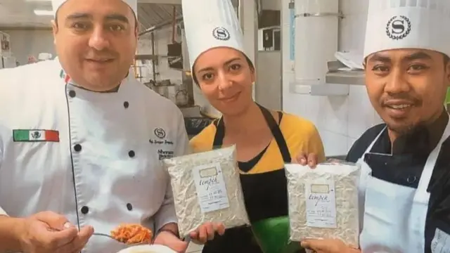 Luisa Velez dengan chef di Meksiko.