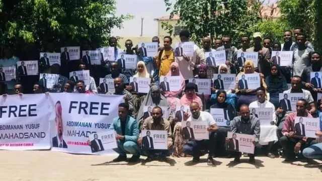 Qaar ka mid ah shaqaalaha Astaan ayaa dalbaday in xuriyaddiisa loo soo celiyo