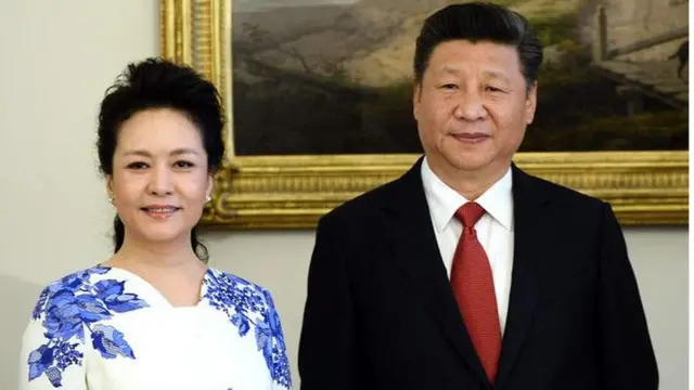 স্ত্রী পেং লিউয়ানের সঙ্গে শি জিনপিং। একসময় তার সঙ্গীতশিল্পী স্ত্রী ছিলেন বেশি খ্যাতিমান।