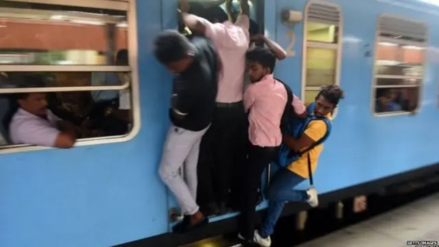 පසුගිය ඔක්තෝබර් මාසයේ දුම්රිය වර්ජනය අවස්ථාවේ දුම්රියක පා පුවරුවේ පවා එල්ලී ගමන් කරන මගීන්