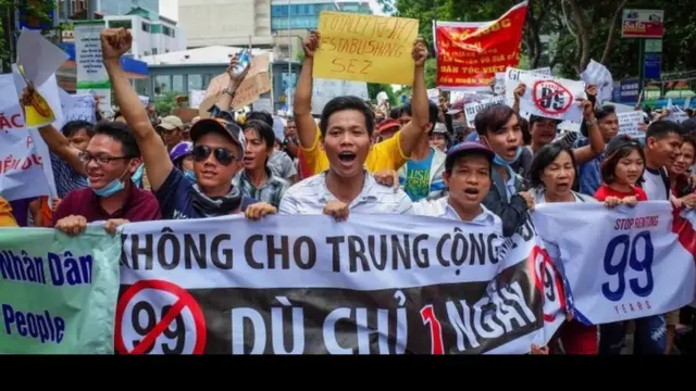 ผู้ประท้วงในกรุงฮานอยคัดค้านร่างกฎหมายที่ดิน
