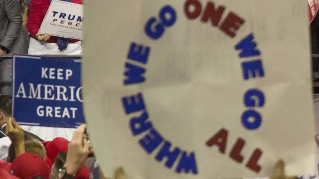 Uma das dezenasonabet nao da bonussinais e camisetas com o tema QA, capturados por câmeras durante um comícioonabet nao da bonusTrump