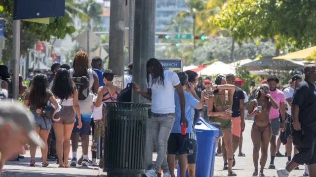 Uma ruacassino brasileiro onlineMiami Beach cheiacassino brasileiro onlinegente