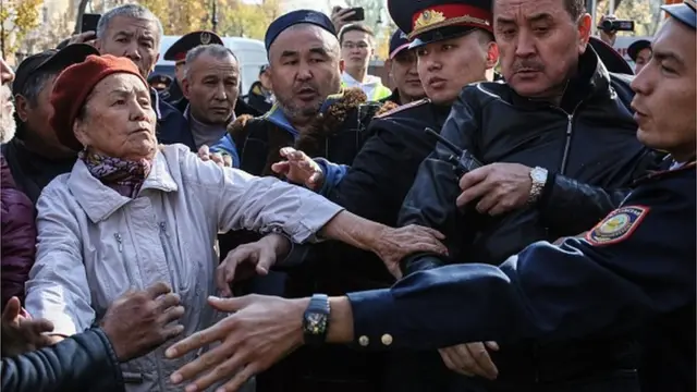 Кытайдын саясатына каршы митингдин катышуучуларын полиция кармап жатат. 2019-жыл, 26-октябрь, Алматы