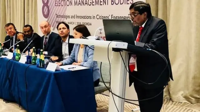 নির্বাচন কমিশনার মাহবুব তালুকদার ইভিএম এর বিরোধীতা করে নোট অব ডিসেন্ট দেন। পুরোনো একটি ছবিতে দেখা যাচ্ছে, তিনি কমিশনের এক অনুষ্ঠানে বক্তব্য রাখছেন।