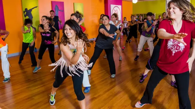 Pessoas fazendo uma aula de zumba