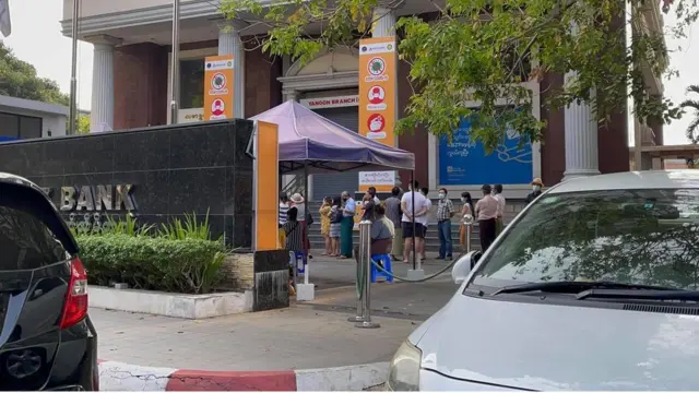 ပုဂ္ဂလိကဘဏ်တွေ ဖွင့်ဖို့ ဗဟိုဘဏ် ညွှန်ကြားထား