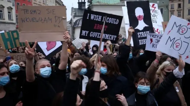 متظاهرون مؤيدون لحق الإجهاض في بولندا