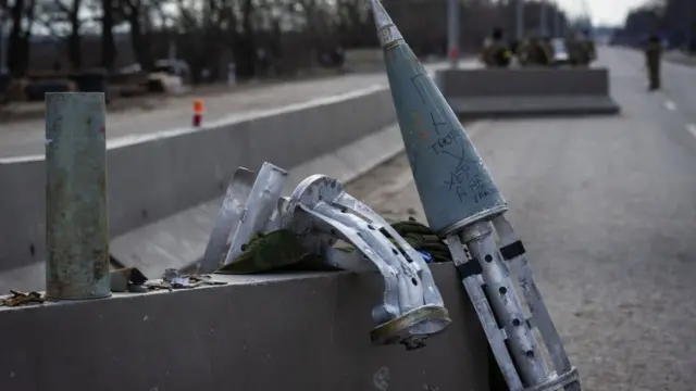 Корпус російської касетної бомби на блокпосту ЗСУ біля Миколаєва 10 березня 2022 року