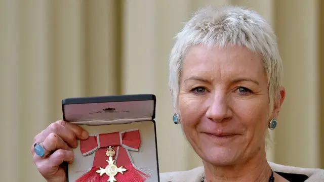 ব্রিটিশ মানবাধিকার আইনজীবী ম্যাডেলিন রিস মানবাধিকার নিয়ে তার কাজের জন্য ব্রিটেনের রানির সম্মাননা পান ২০১৪ সালে। পদক হাতে মিজ রিস