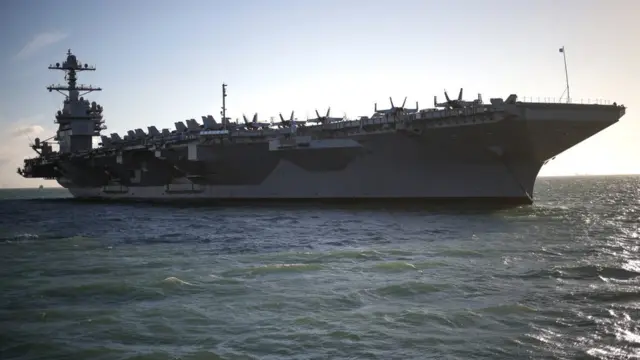 福特号航空母舰（USS Gerald R Ford）在英格兰戈斯波特索伦特港锚泊（17/11/2022）