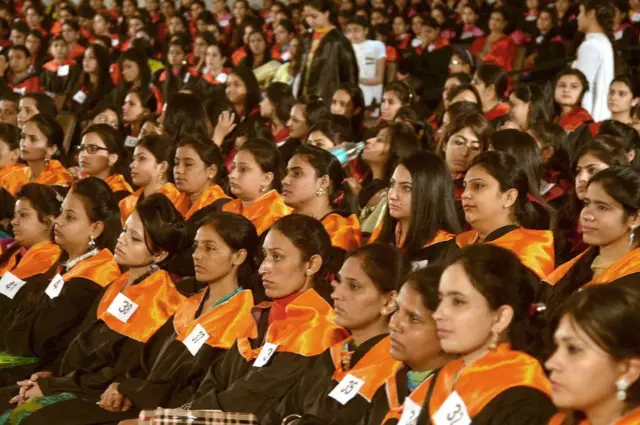 కాలేజీ విద్యార్థినులు