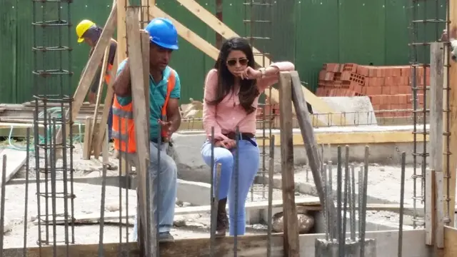 Estudiante de Cornell junto a un ingeniero local