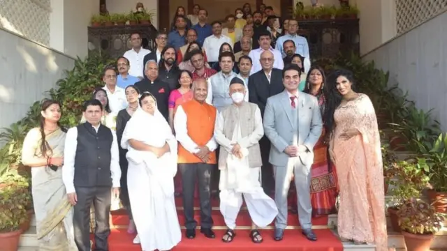 राजभवनात लोकांचा वाढलेला राबता