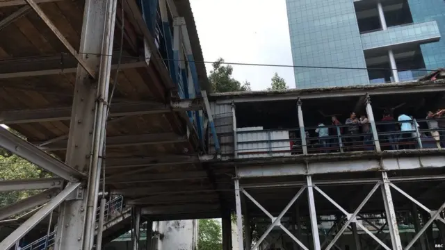 परळ-एलफिन्स्टन रोड रेल्वेस्टेशनला जोडणारा पादचारी पूल