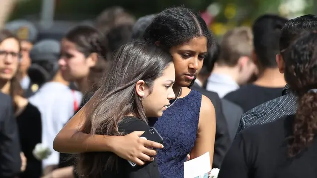 Dos jóvenes se abrazan en el funeral de una de las víctimas de Parkland.