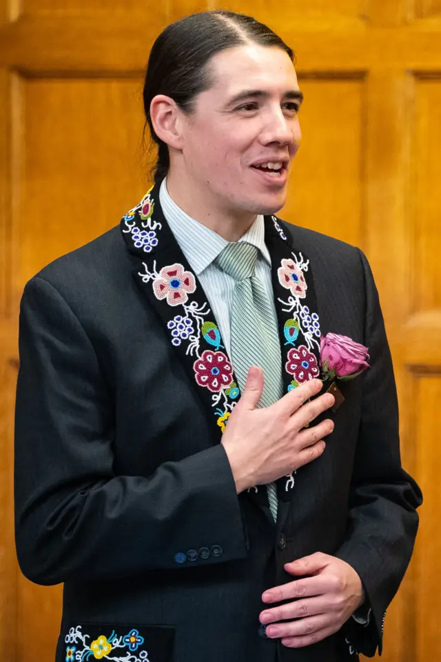 Robert-Falcon Ouellette fala em sua língua nativa no parlamento