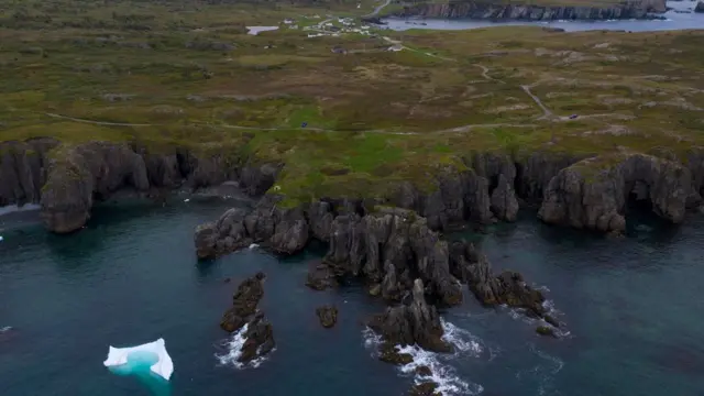 ก้อนน้ำแข็งที่ลอยเข้าใกล้ชายฝั่งนิวฟาวด์แลนด์ ของแคนาดา