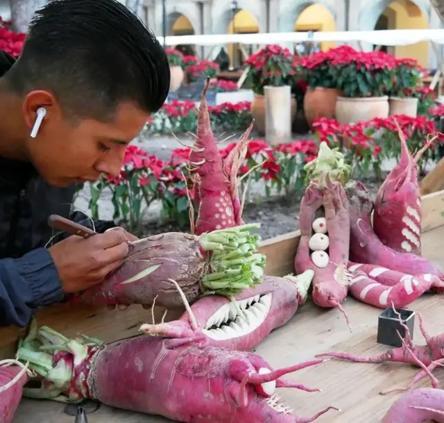 Luiz Eduardo Perez rezbari rotkvice na manifestaciji