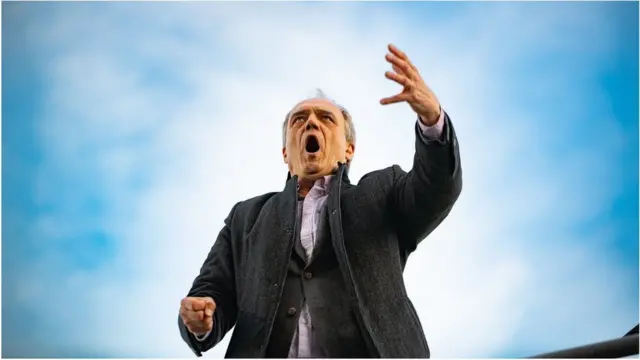 Диригент Хірво Сурва