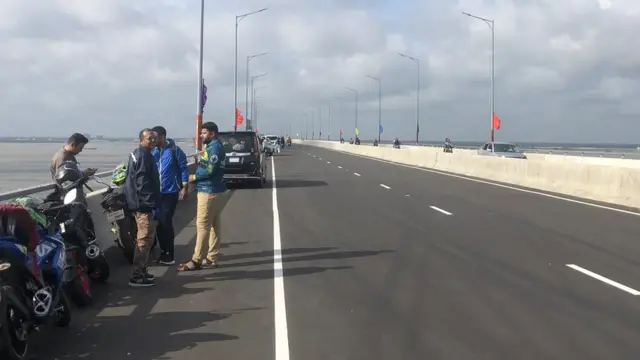 পদ্মা সেতু খুলে দেয়ার প্রথমদিন রবিবার অনেক মানুষ সেতুর ওপর ভিড় করেছিলেন। এরপর থেকে কড়াকড়ি আরোপ করা হয়।