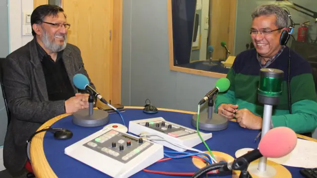 शक्ति सिन्हा बीबीसी स्टूडियो में रेहान फ़ज़ल के साथ