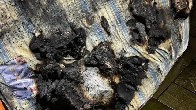 Colchão queimado após incêndio