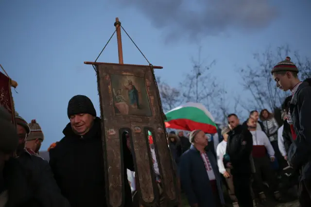 Iz hrama se zatim iznose crkvene zastave, a sveštenici sa krstovima i lončićima sa osvećenom vodicom stupaju na čelo kolone.