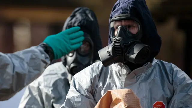 الشرطة البريطانية تفحص موقع الهجوم بغاز الاعصاب