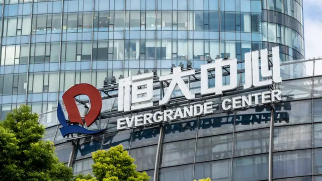 Fachadabônus pin upprédio com logotipo da Evergrande