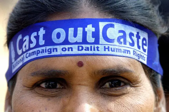 కులాలను నిర్మూలించాలనే నినాదం రాసిన తలగుడ్డ కట్టుకున్న ఓ దళిత మహిళ