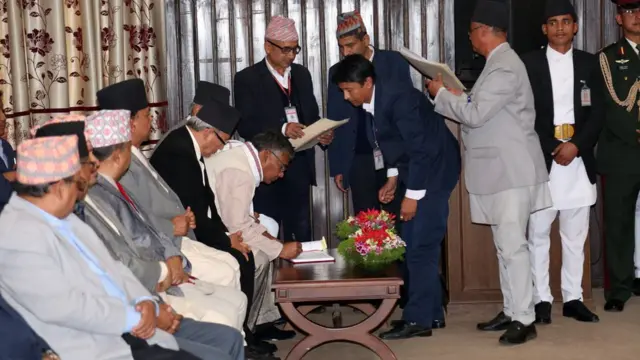 शपथपत्रमा हस्ताक्षर गर्दै