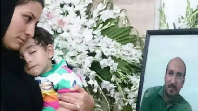 همسر محسن امیراصلانی به همراه فرزندش امیرطاها بعد از اعدام پدر