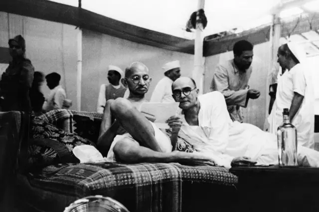 महात्मा गांधी के साथ महादेव देसाई (दाएं)