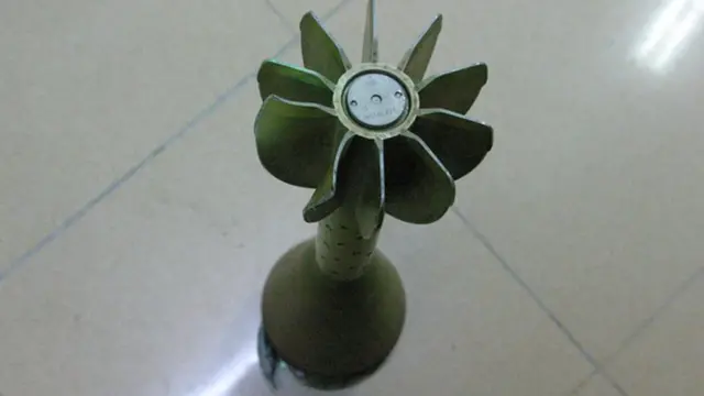 Foto de bomba de fragmentação de fabricação espanhola usada na guerra da Líbia em 2011