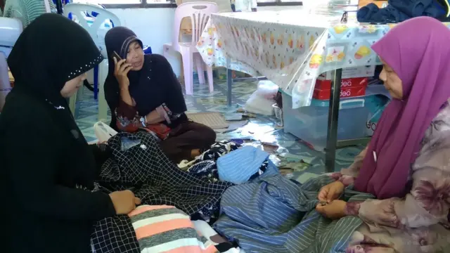 รอฮีหม๊ะ ตระเวนขายเสื้อทั้งแบบขายผ่อน และสด ตามสถานที่ต่าง ๆ