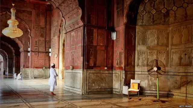 नमाज अदा करताना मुस्लीम