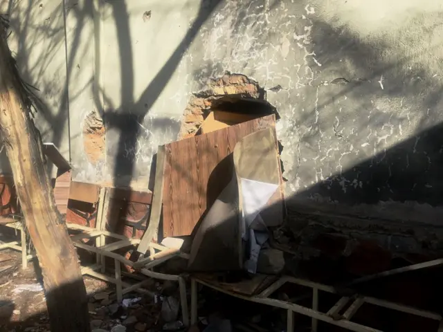 دریو بریدګر په دیوال کې د بمې چاودنې په وسیله سوری وکړ او د فواید عامه وزارت ودانۍ ته ننوتل