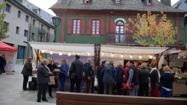 Paseantes en un mercado del Valle de Arán