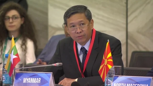 မိဘတွေစီးပွားပိုရှာနိုင်ဖို့ အခြေခံပညာကျောင်းတွေကို မတ်လ ၃၁ အထိ တက်ဖို့သတ်မှတ်ထားတယ်လို့ ပညာရေးဝန်ကြီးက ပြောပါတယ်။