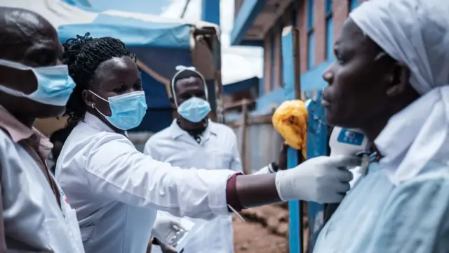 Médicos controlando síntomas de covid-19 en Nairobi