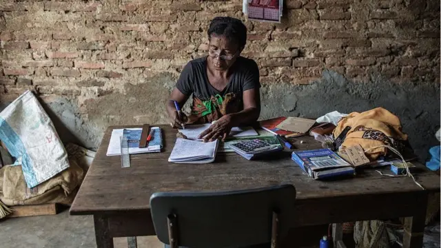 Femme faisant ses comptes