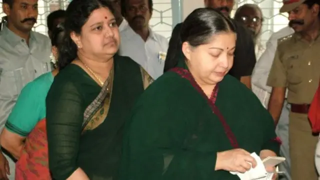 மறைந்த முதல்வர் ஜெயலலிதாவுடன் சசிகலா (கோப்புப்படம் )