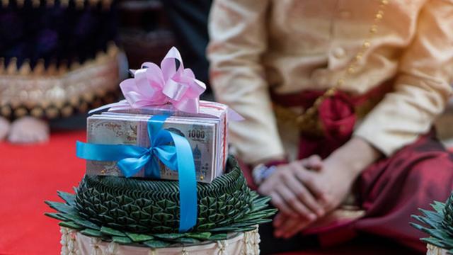 印度嫁妝禮物包括現金和實物。